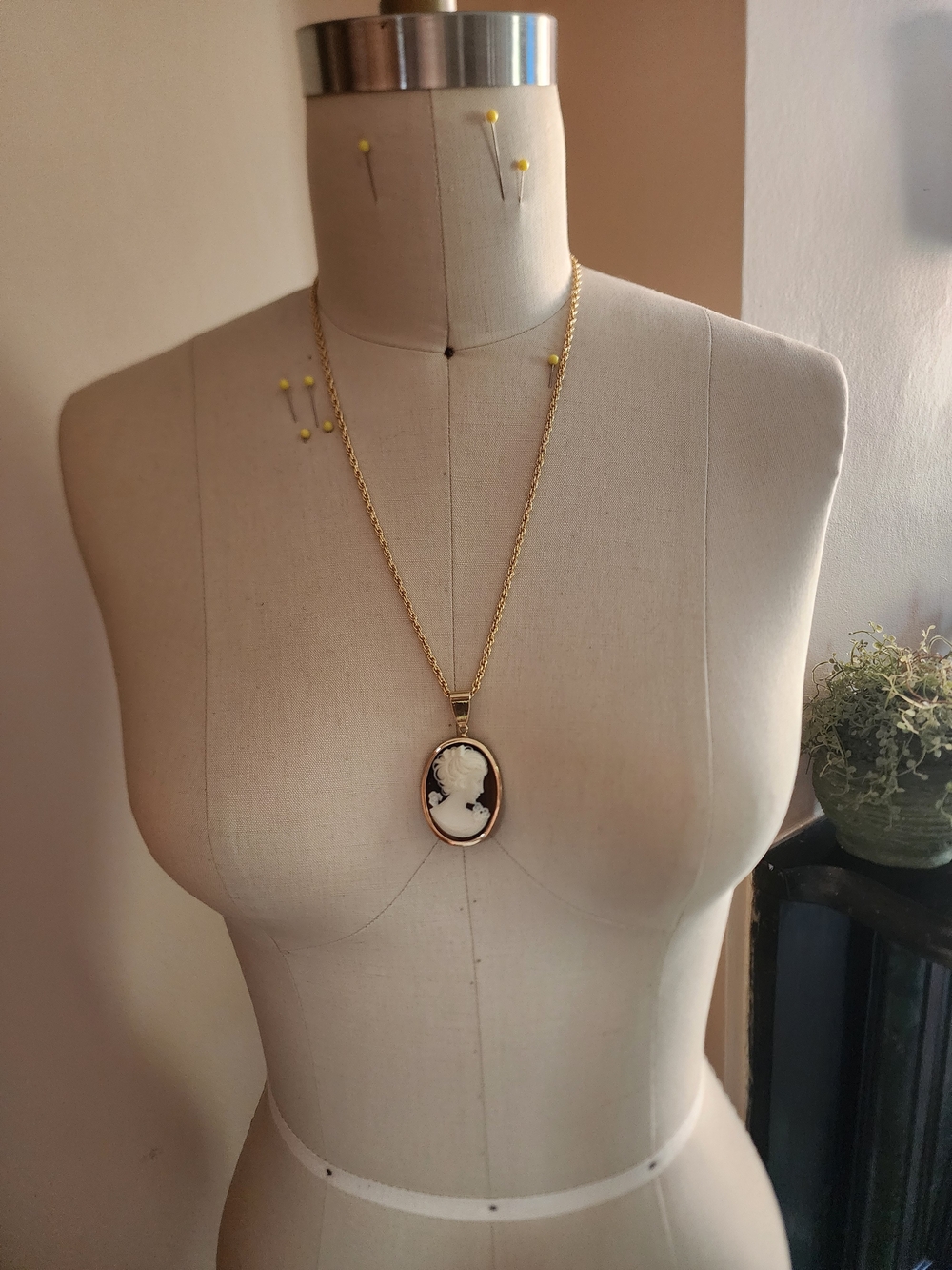 Gold Cameo Pendant Necklace - Elegant Amber & White Profile